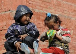 Bimbi a Kathmandu - Campane Tibetane Torino