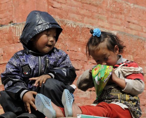Bimbi a Kathmandu - Campane Tibetane Torino
